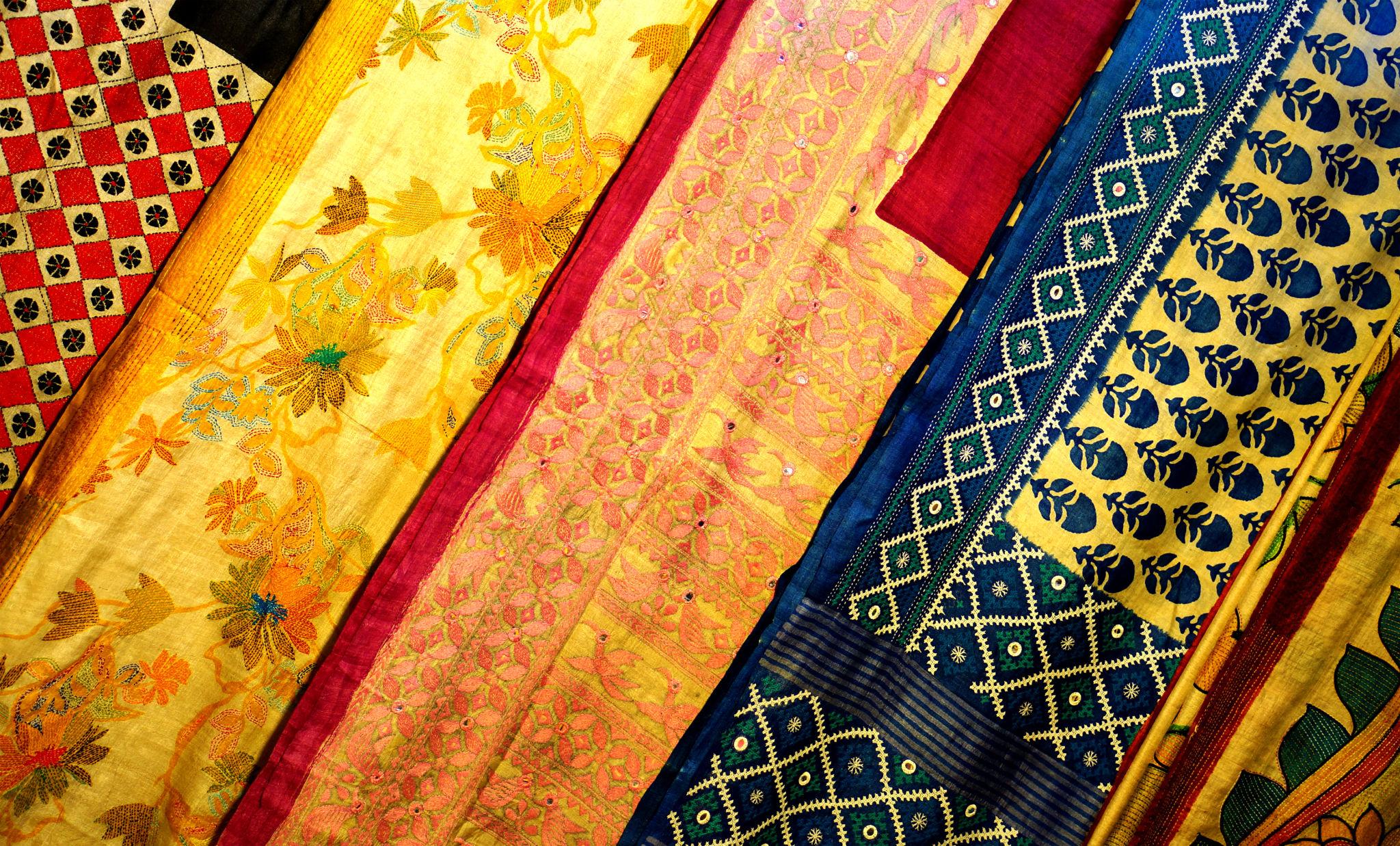Factors that decide the price of second-hand sarees in Bangalore with buyer evaluating silk sarees