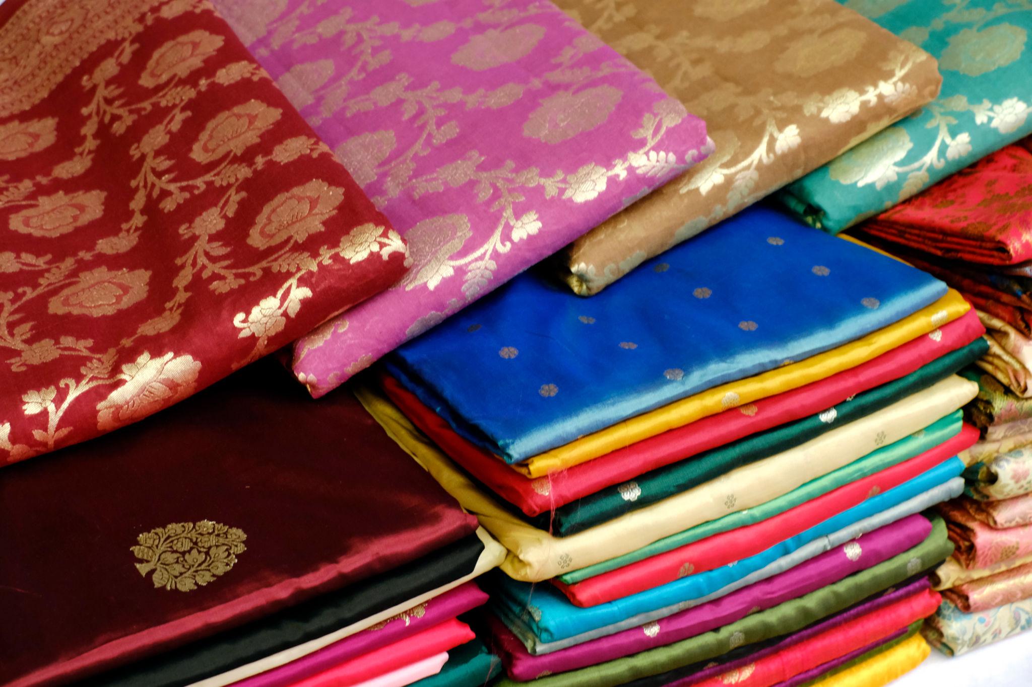 Second-hand saree buyer Bangalore evaluating traditional silk sarees at doorstep